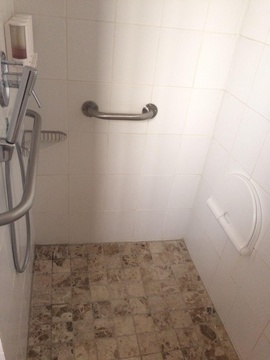 Shower, Wheelchair-friendly Room, á La Martha’s Air-Port Guest House